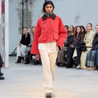 Červená vás rozžiari! Predstavujeme elegantnú a zároveň nadčasovú Farmer bundu Gaby v červenej od značky Skall Studio....