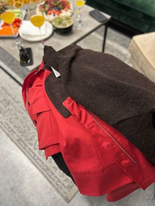 🍁 Červená & hnedá – jesenné duo, ktoré nikdy nesklame. Naša ikonická Farmer bunda Gaby v červenej ❤️ krásne vynikne v...