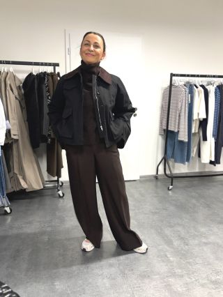 Nový must-have v The Store! Predstavujeme Farmer bundu Gaby v čiernej – minimalistický kúsok, ktorý nikdy nevyjde z módy....