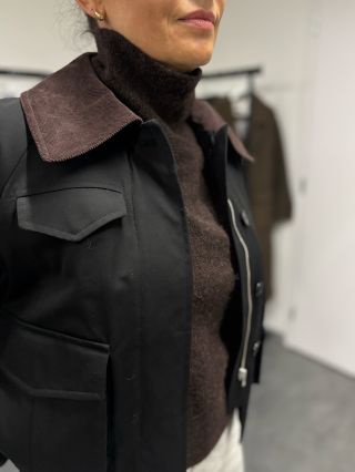 Čierna Farmer bunda Gaby je univerzálny kúsok, ktorý dokonale vynikne v kombinácii s hnedými tónmi – od jemného béžového...