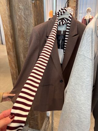 V minimalistických outfitoch práve doplnky vytvárajú charakter celku. Šál dokáže: Zjemniť siluetu a dodať outfitu objem či...