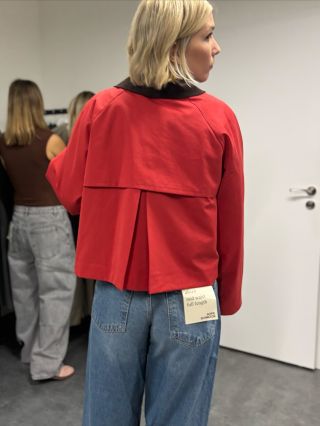 Nebojte sa červenej. Farba energie, sebavedomia a štýlu. Červená dokáže okamžite oživiť minimalistický outfit a dodať mu...