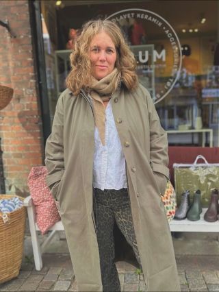 Jesenný must-have Kabát Enise v štýlovej khaki zelenej od Sofie Schnoor — pohodlný, nadčasový a ľahko kombinovateľný....