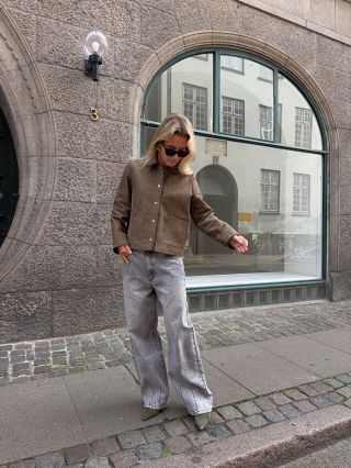 Nový základ do šatníka: … rifle Havana šedé od Sofie Schnoor — nenápadné, no výrazné. Strih barrel s pásom strednej výšky...