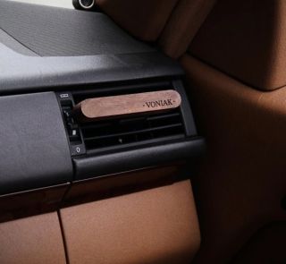 Pre muža, ktorý sa rád vezie štýlovo a chce, aby jeho auto voňalo ako svieži morský vánok. Tento darček nie je len o vôni....