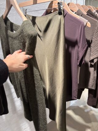 Ako skvelo kombinovať Sukňa Saagneta? - Zvoľ hornú časť v príbuznom odtieni zelenej alebo khaki – napríklad kaki tričko,...