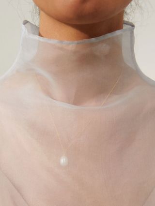 Predstav si moment, keď ju daruješ — malé krabička sa otvorí a vo vnútri sa leskne táto retiazka, nenápadná ale výnimočná....