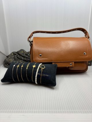 Kabelka je oveľa viac než módny doplnok — je to malý kúzelný priestor pre spomienky, drobnosti a každodenné chvíle. Daruj...