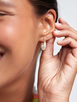 Mame, dcére, kamarátke… Každá sa určite poteší výnimočným náušniciam z bielej živice a pozlátenej mosadze. Sú iné, ako...