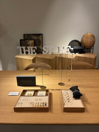 Nielen pre dámy, ale aj pre pánov sa u nás nájde nejaký ten šperk. Náušnice, retiazky, prstene či retiazky a náramky na...